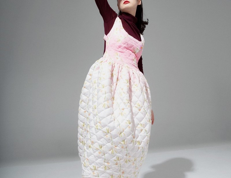 [Plastic Flower Series] Suede Floral/Waist-hugging Quilted Backless Suspender Dress - Skirts - Other Materials Pink