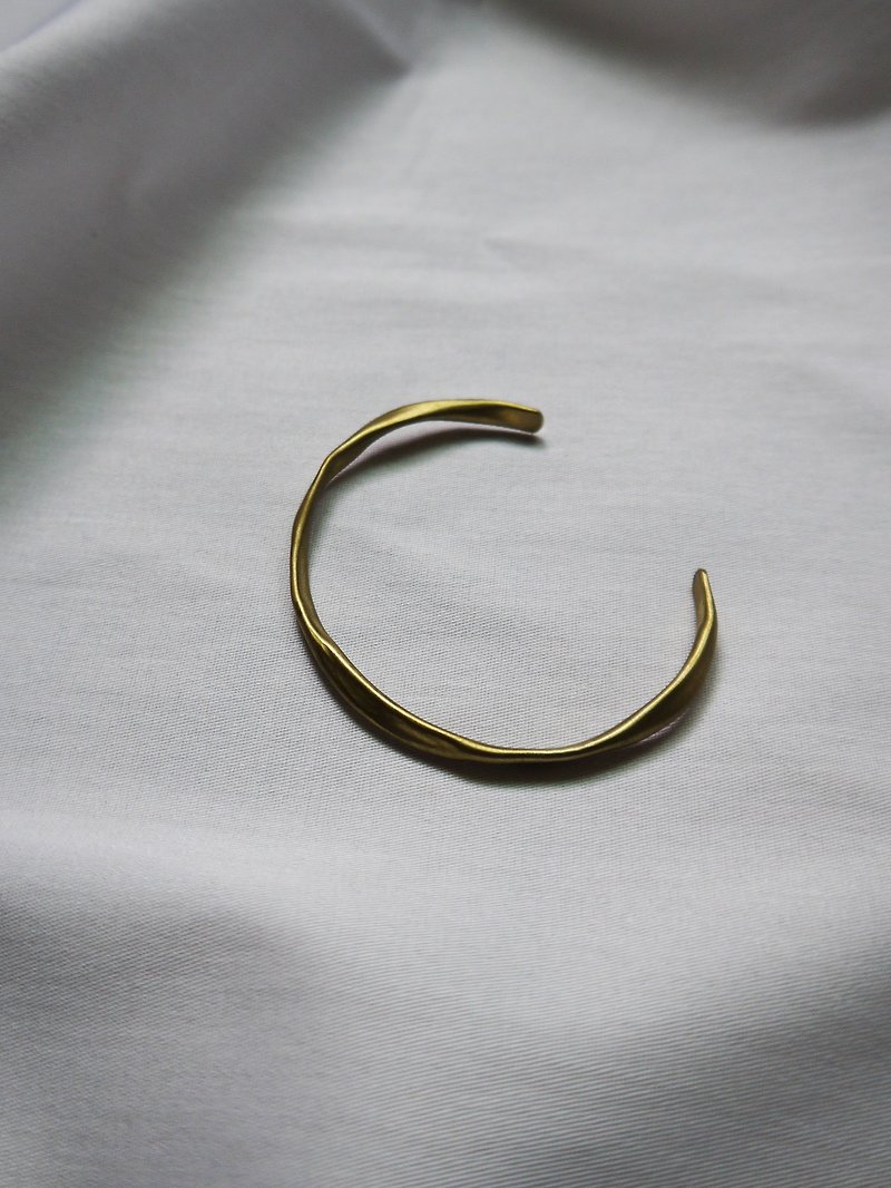 Forged Bronze Ripple Bracelet - สร้อยข้อมือ - โลหะ สีทอง