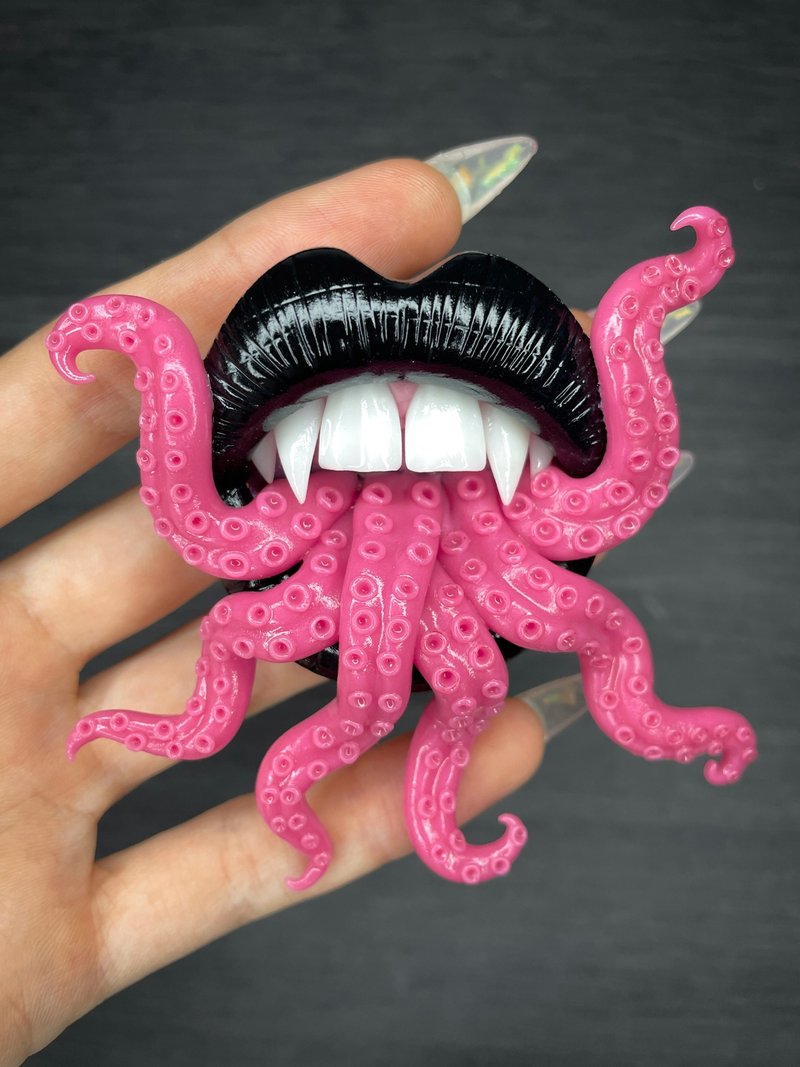 Phone grip. Black lips with tentacles. - 其他 - 黏土 