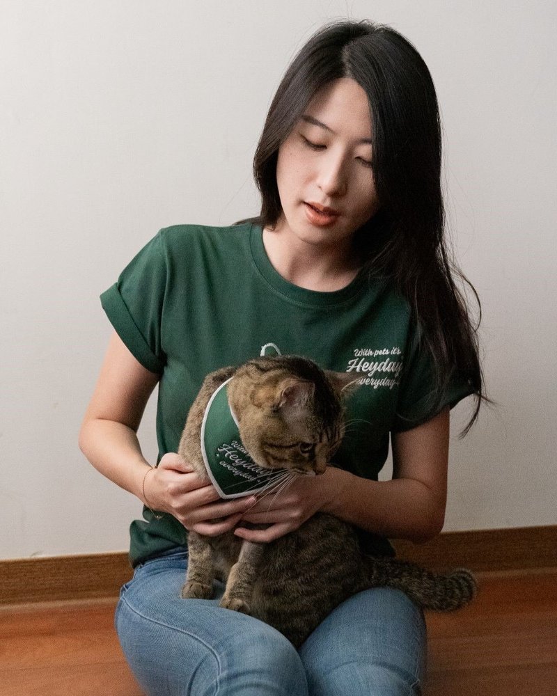 TEAM HEYDAY human pet parent-child clothing series human version short-sleeved style ivy green and white embroidery - เสื้อยืดผู้หญิง - ผ้าฝ้าย/ผ้าลินิน สีเขียว