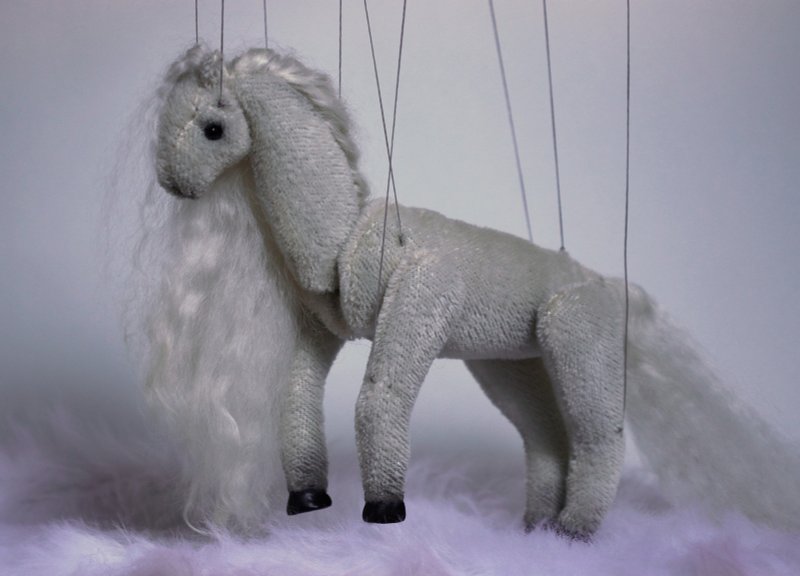 White marionette horse/Puppet horse/white stallion/Fairy tale horse puppet/Art - ตุ๊กตา - วัสดุอื่นๆ ขาว