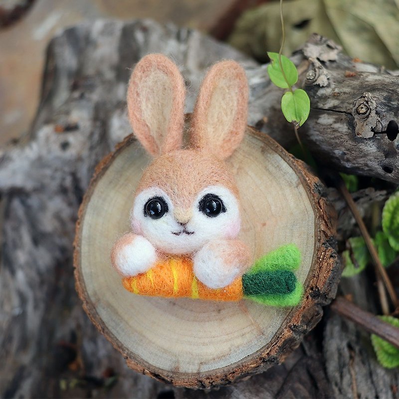 Wool Felt-Little Rabbit and Carrot Pin - เข็มกลัด/พิน - ขนแกะ สีทอง