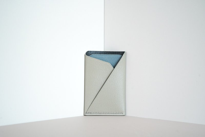 輕便皮革卡套  簡約 手工製作【自由拼色加刻字 可客製】淺卡其色 - 證件套/識別證套 - 真皮 卡其色