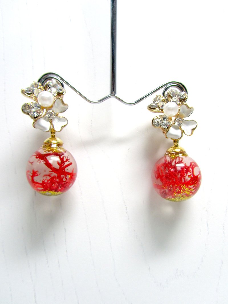 TIMBEE LO 水晶球海洋小世界耳環 珊瑚 閃粉 一對發售 - 耳環/耳夾 - 玻璃 紅色