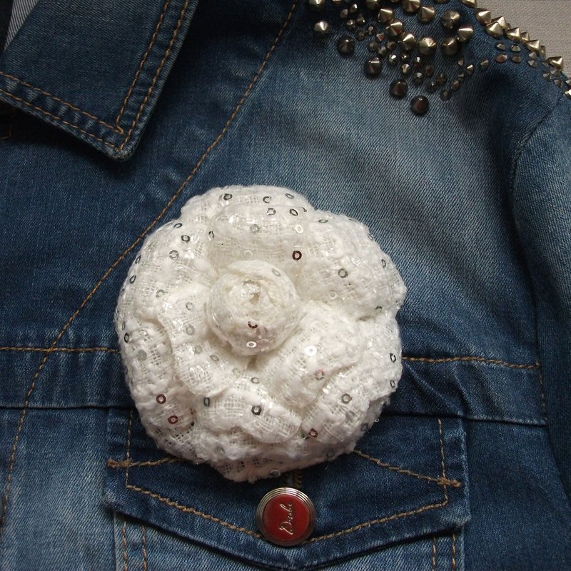 Camellia flower brooch in white fabric - 胸針 - 羊毛 白色