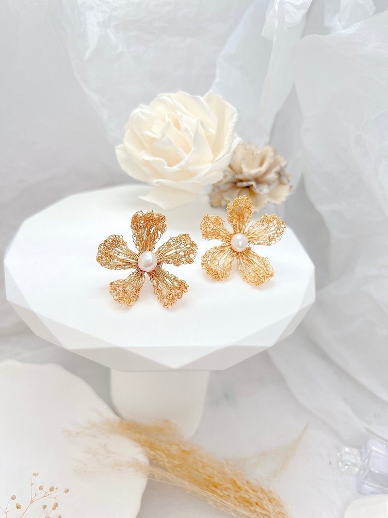 [Metal Braid Series] Large Flower Pearl On-Ear Clip-On - Earrings & Clip-ons - Pearl Gold