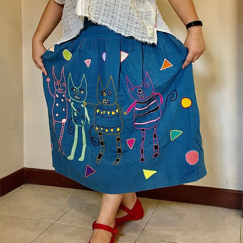 Indigo-dyed cotton skirt with hand-embroidered cats - 裙子/長裙 - 繡線 藍色