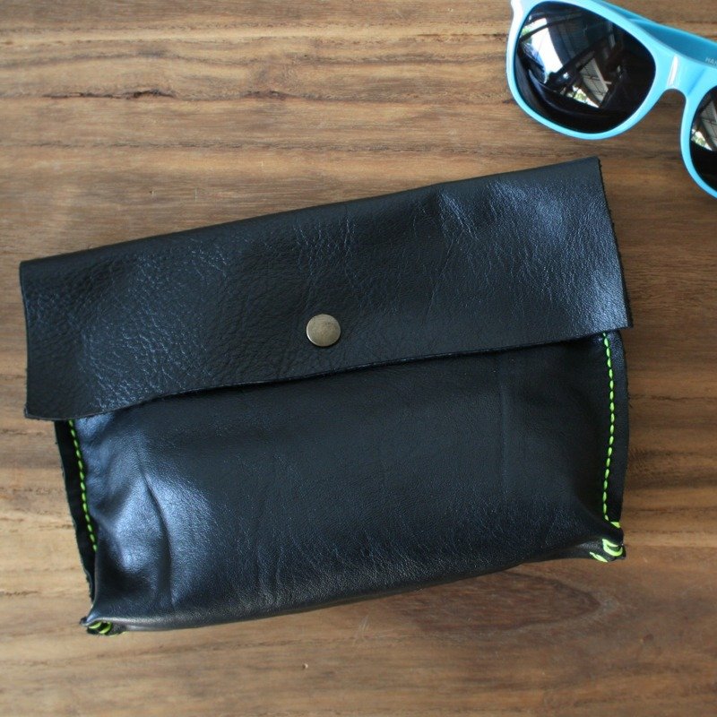 Leather Bag / Cosmetic Bag / Women Clutch. - 化妝包/收納袋 - 真皮 黑色