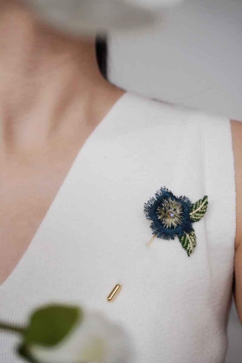 【秋冬新時尚】元森手作 五葉花 復古輕優雅刺繡胸針 - 胸針 - 繡線 卡其色