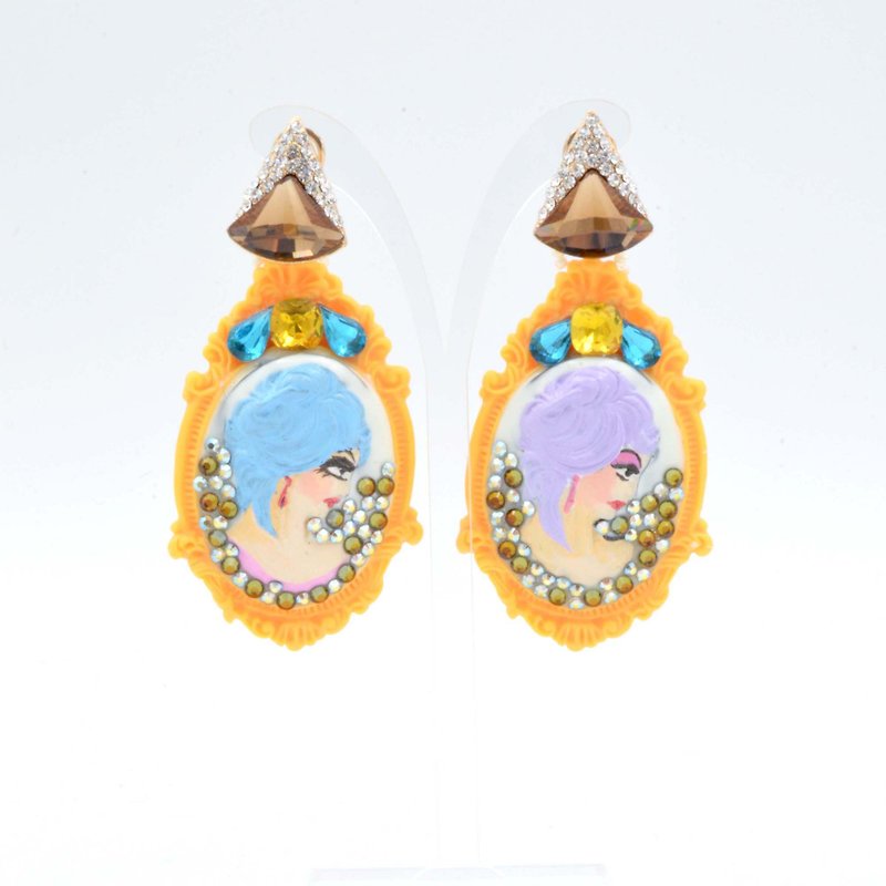 Antique shell hand-carved replica embossed pattern earrings with Swarovski crystal unique handmade - ต่างหู - เรซิน สีส้ม