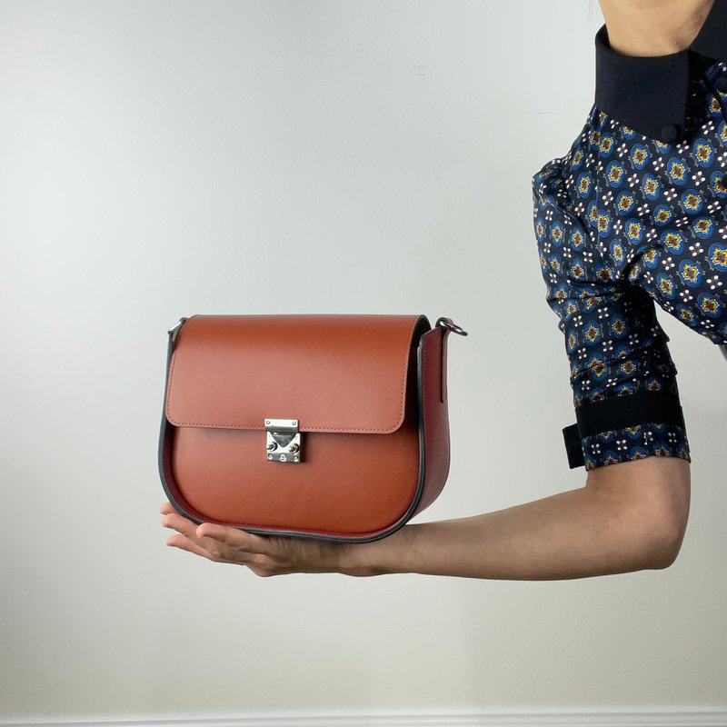 Burgundy leather saddle bag, Burgundy leather crossbody, Zipper handbag woman - กระเป๋าถือ - หนังแท้ 