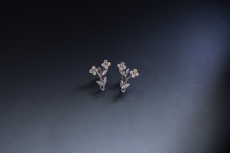 American Krementz antique brand Stone forget-me-not flower clip-on earrings - ต่างหู - โลหะ สีเงิน