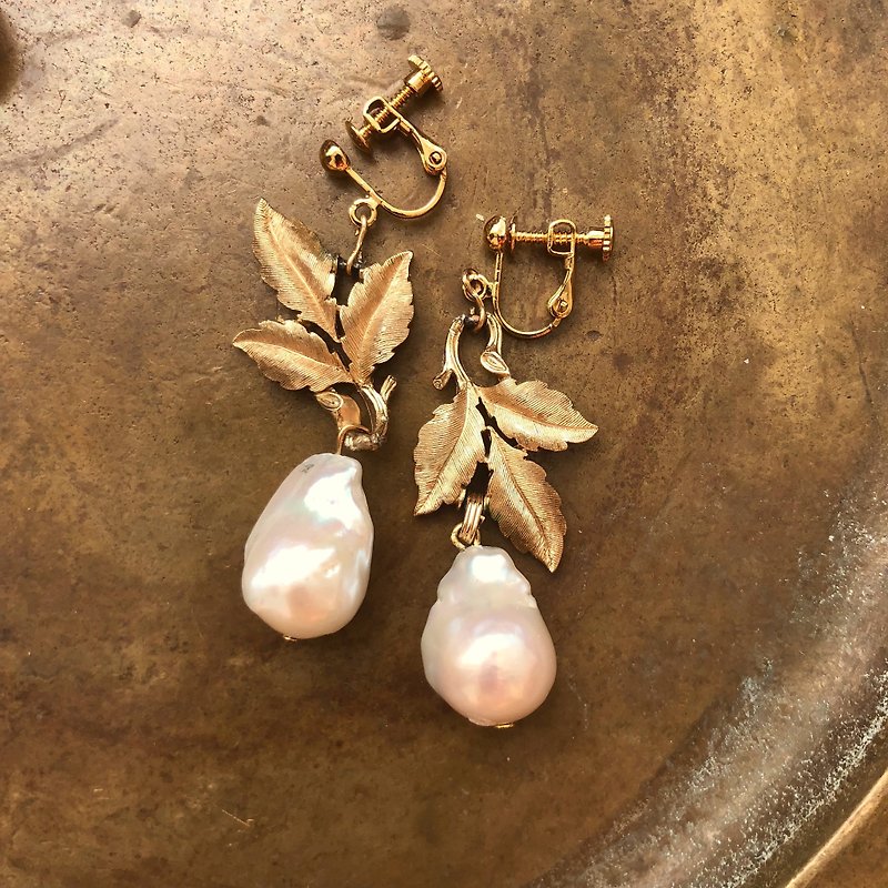 Vintage Golden Leaves Pearl Drops - Earrings & Clip-ons - Pearl 