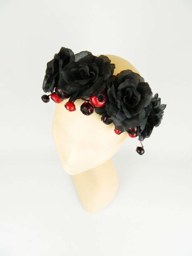 Flower Crown Garland Statement Headpiece with Black Roses and Berries Gothic, Woodland, OOAK, Burlesque, Rockabilly Bridal Hair Accessory - 髮飾 - 其他材質 黑色