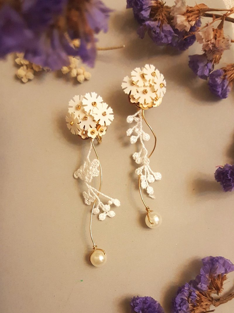 【女人的優雅芬芳】花朵蕾絲珍珠耳環 - 耳環/耳夾 - 其他材質 白色