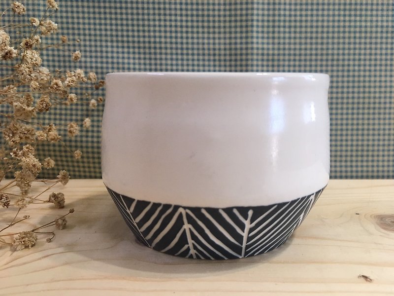 手彫りのライン陶器カップ-ブラック - 急須・ティーカップ - 陶器 ブラック