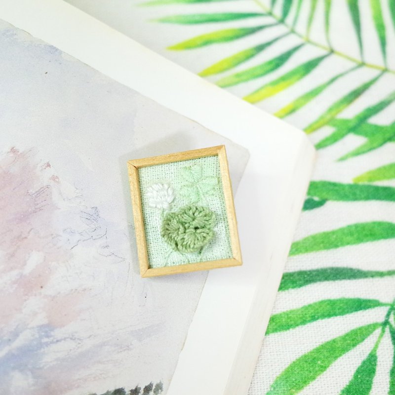 苜蓿草 手刺繡半立體木框胸針 別針 - 胸針 - 繡線 綠色