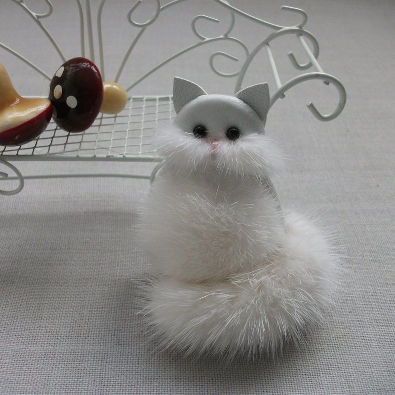 Brooch white cat made of mink fur - Brooches - Genuine Leather White