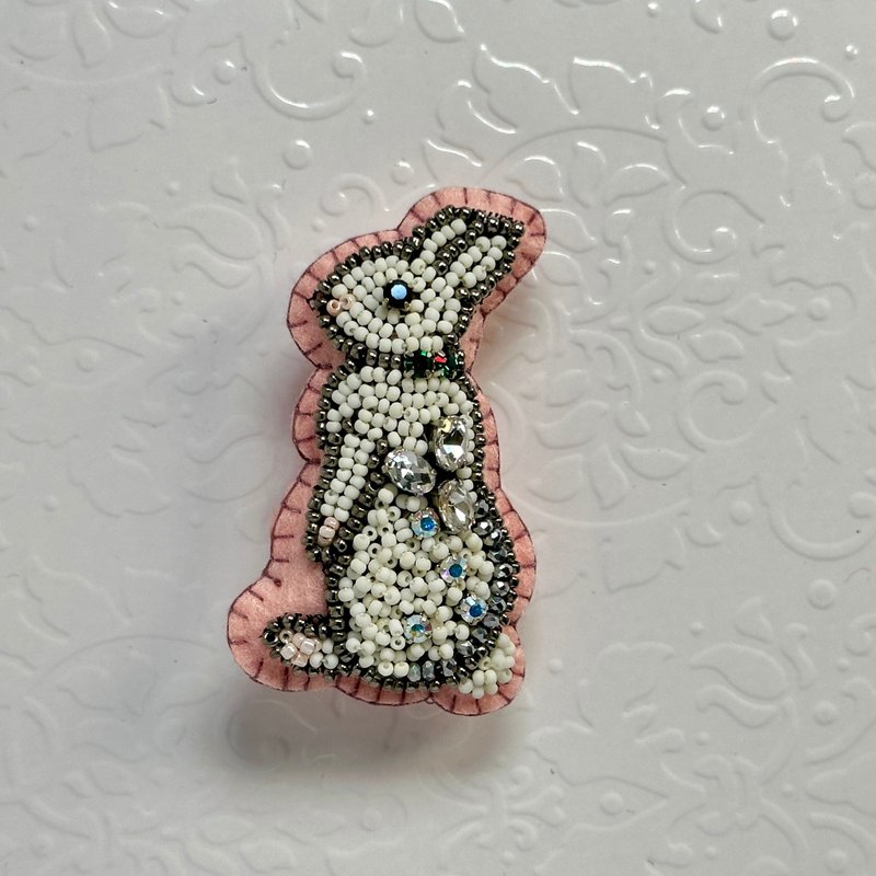 Beaded Light Pink Rabbit Beaded Light Pink Rabbit - เข็มกลัด - วัสดุอื่นๆ หลากหลายสี