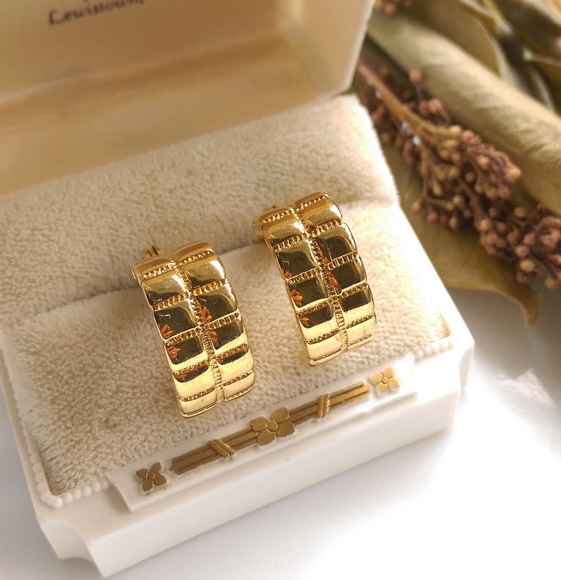 Western antique ornaments. MONET gold grid C ring clip earrings - ต่างหู - โลหะ สีทอง