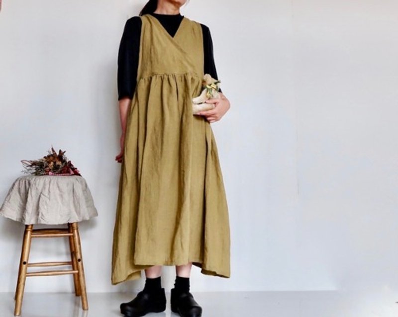 New Autumn Colors Olive Drab Belgian Linen"Front and Back 2 Way" Large Gathered Pockets Apron Dress - ชุดเดรส - ผ้าฝ้าย/ผ้าลินิน สีเหลือง