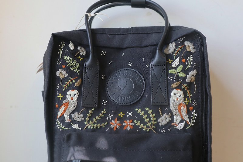 Owl forest embroidered Kanken all black leather handle - กระเป๋าเป้สะพายหลัง - ผ้าฝ้าย/ผ้าลินิน สีดำ