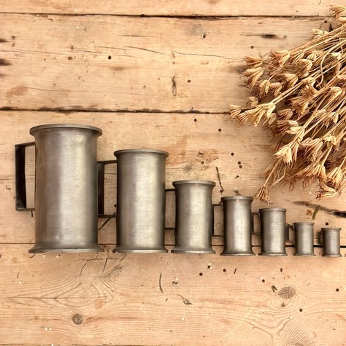 30531 魅力的なアンティーク ピューター カップ、7 個セット 魅力的な