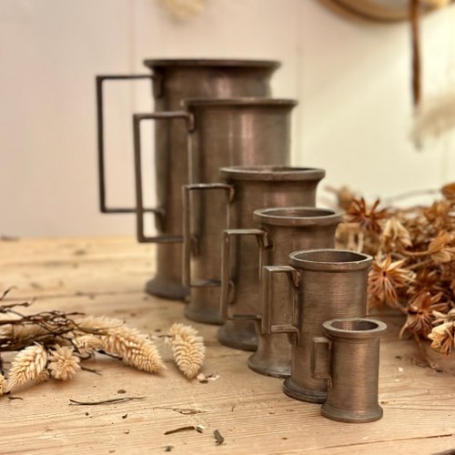 30531 魅力的なアンティーク ピューター カップ、7 個セット 魅力的な