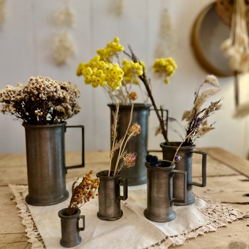 30531 魅力的なアンティーク ピューター カップ、7 個セット 魅力的な