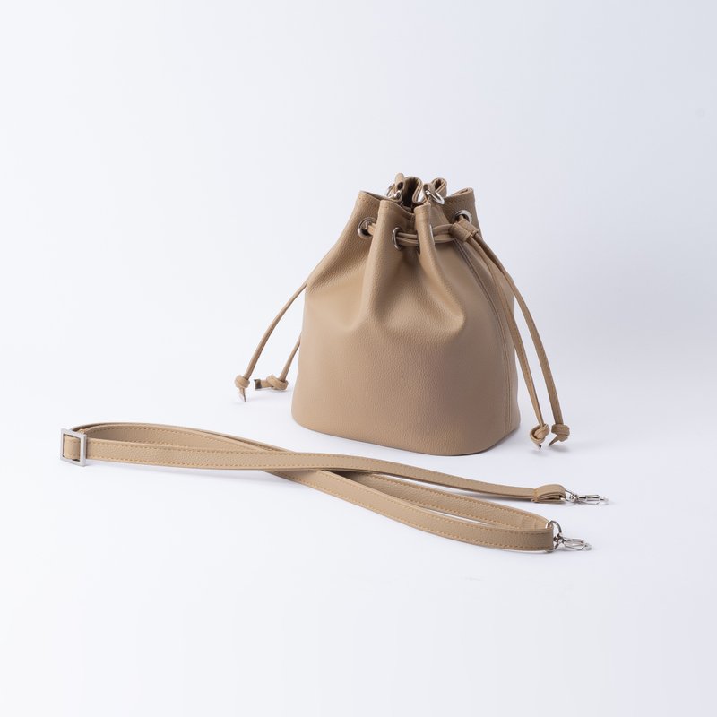 Bucket bag with magnetic buckle crossbody - camel - กระเป๋าหูรูด - หนังเทียม สีกากี