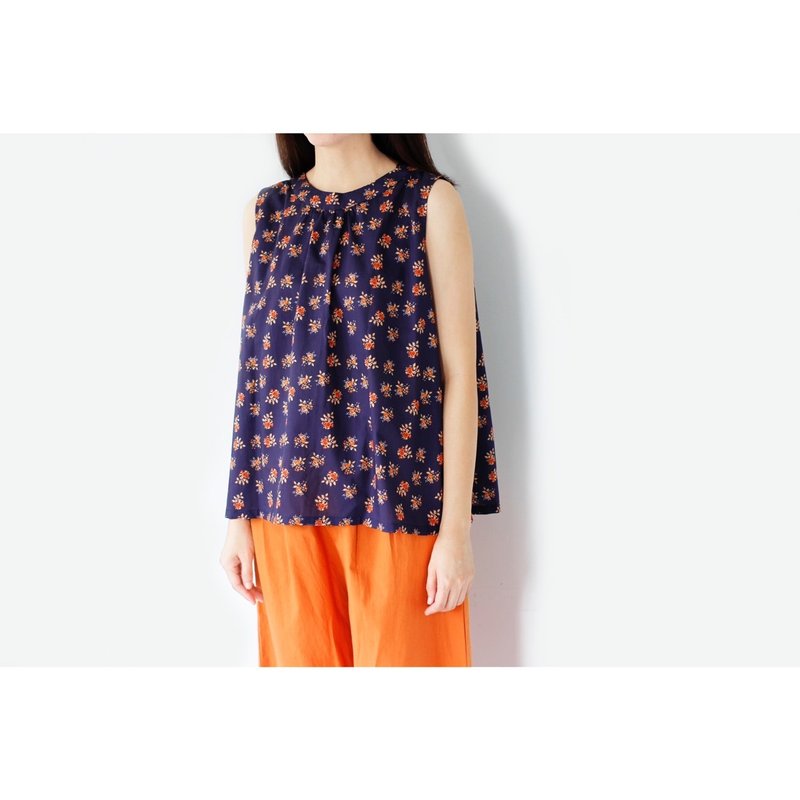 Sleeveless shirt, can be worn on both sides, navy blue, flower lover, orange - Women's Tops - Cotton & Hemp 