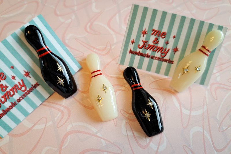 Bowling pin mini-pin - 胸針 - 樹脂 黑色