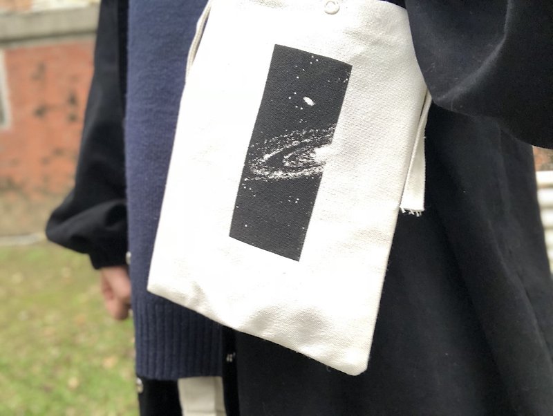 Cosmic Galaxy handmade silk canvas bag - กระเป๋าแมสเซนเจอร์ - ผ้าฝ้าย/ผ้าลินิน สีดำ