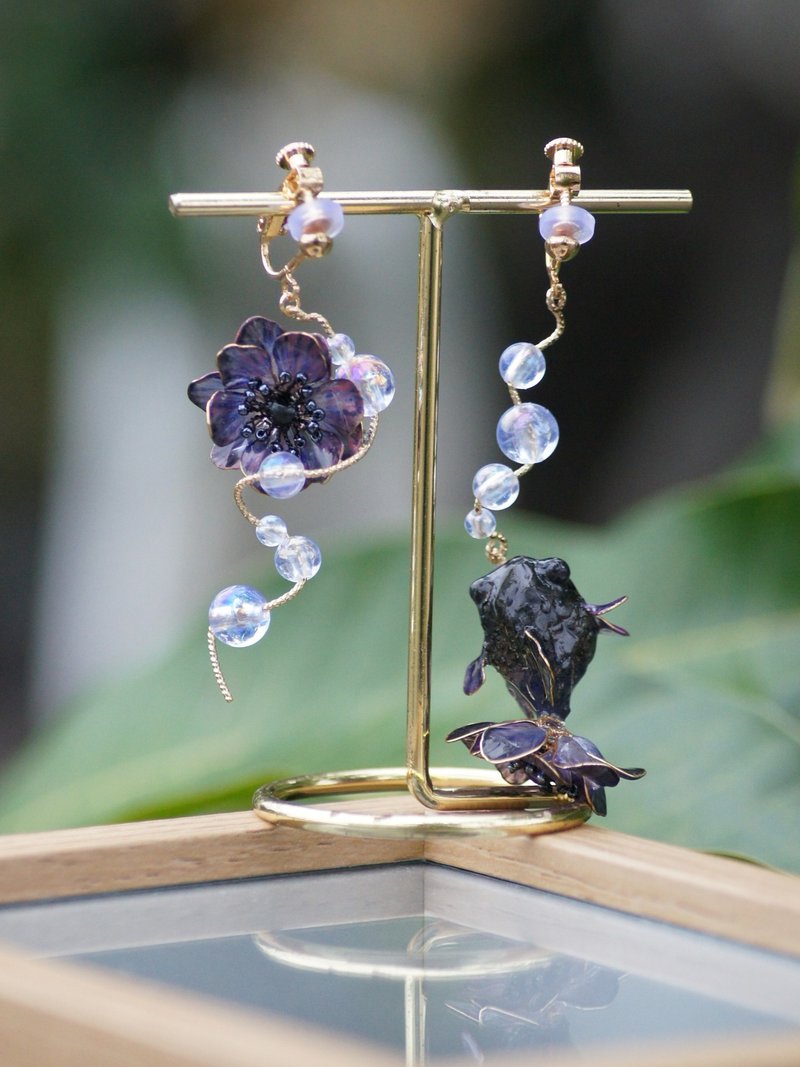 【魚悅花舞】銀蓮花黑金魚 水晶花耳環 - 耳環/耳夾/耳骨夾 - 樹脂 黑色