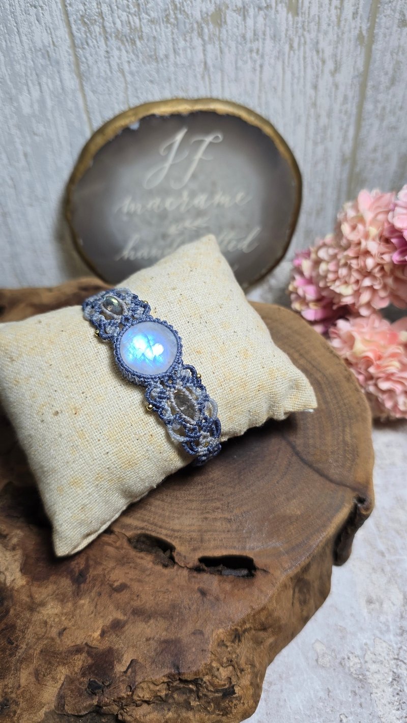 M22 Moonstone macrame hand strap - สร้อยข้อมือ - วัสดุอื่นๆ สีน้ำเงิน