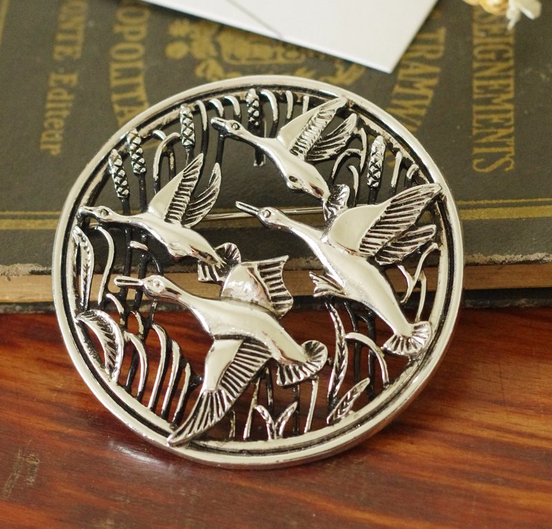 ヴィンテージ シルバー 透かし細工 飛翔する雁 鳥 動物 円形 ブローチ Sarah Cov B1980 - ブローチ - 金属 シルバー