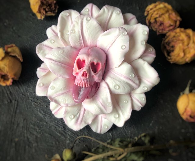 Skull jewelry/halloween brooch/White flower brooch/gothic gifts/flower pin  - Shop polymer_craft_shop Brooches - Pinkoi