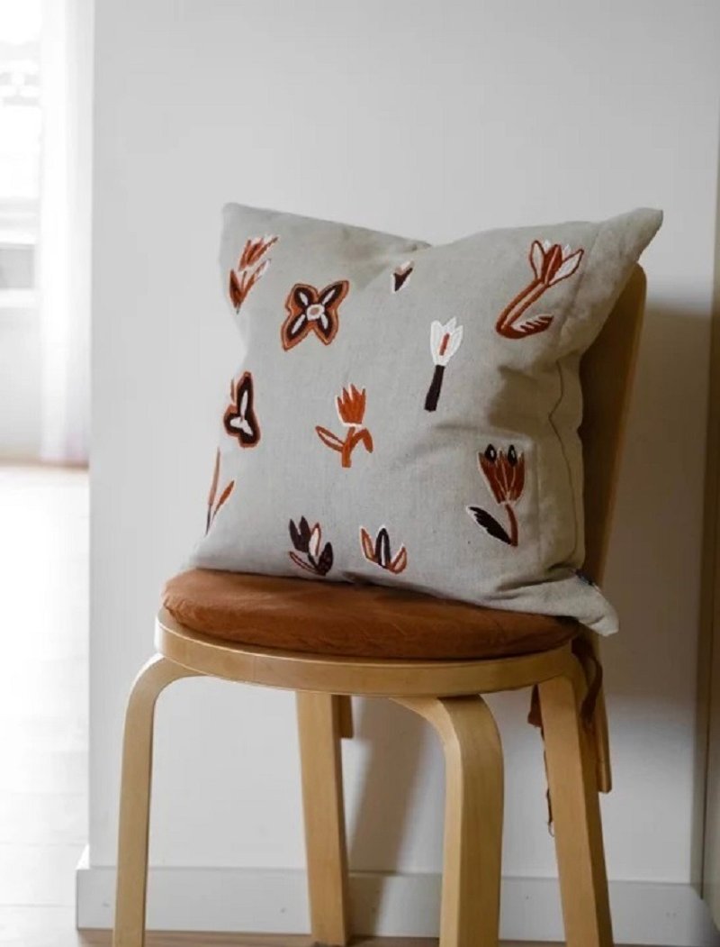北歐設計師款 – 刺繡抱枕套 TULIP  CUSHION COVER, RED 鬱金香 - 枕頭/抱枕 - 棉．麻 紅色