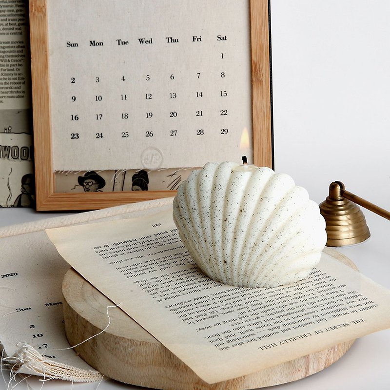 【Gift】Handmade shell candle Clam Candle (about 130g) fast shipping - เทียน/เชิงเทียน - ขี้ผึ้ง ขาว