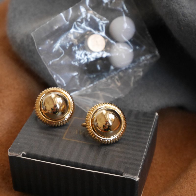 Old and good antique 1996 Avon black, white, gold and three-color magnet iron-attracting round clip-on earrings C1163 - ต่างหู - โลหะ สีทอง