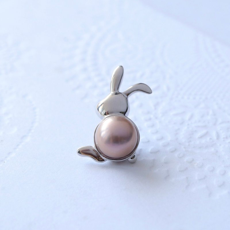 Pink freshwater pearl and Silver rabbit brooch. Also recommended as a gift. - เข็มกลัด - ไข่มุก สึชมพู