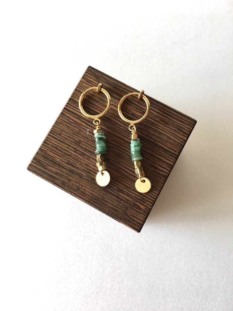 Emerald and brass beads hook-earring / clip-earring / 14 kgf hook-earring - Earrings & Clip-ons - Stone Green