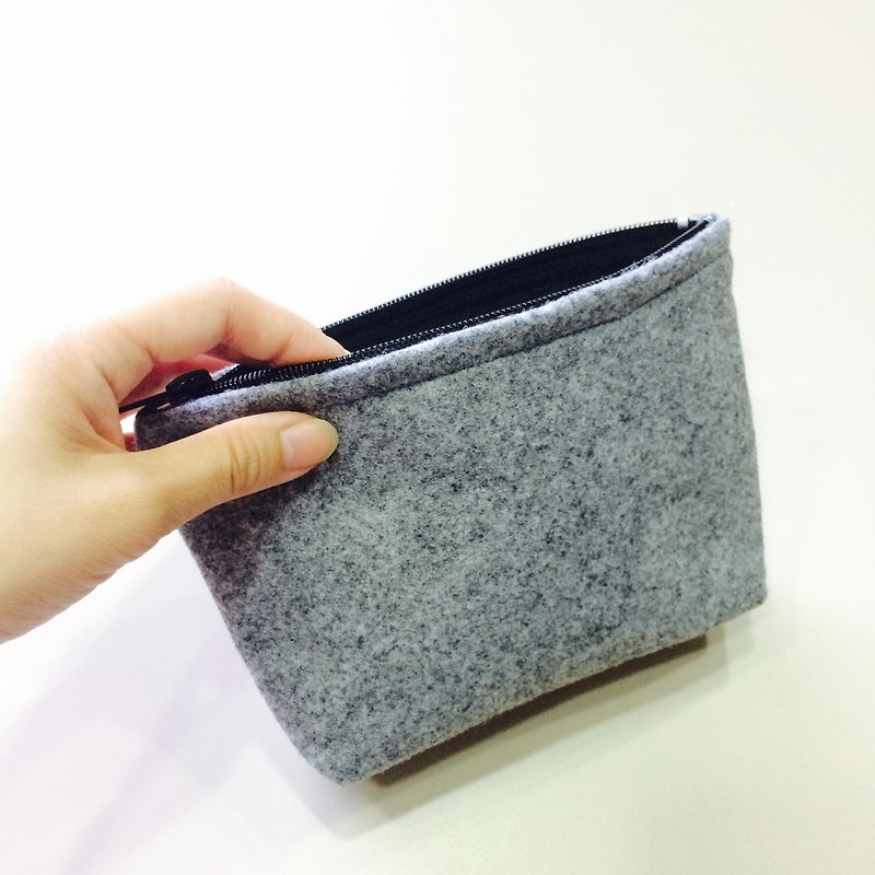[Mother's temperature - gray between white] gray white zipper makeup bag staff hand care products - กระเป๋าเครื่องสำอาง - ขนแกะ สีเทา