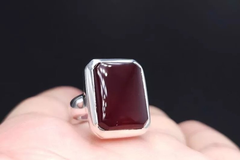 Deep Red Yemeni Agate Stone Men's and women's Ring Unisex Silver Ring Jewellery - แหวนทั่วไป - เครื่องเพชรพลอย สีแดง