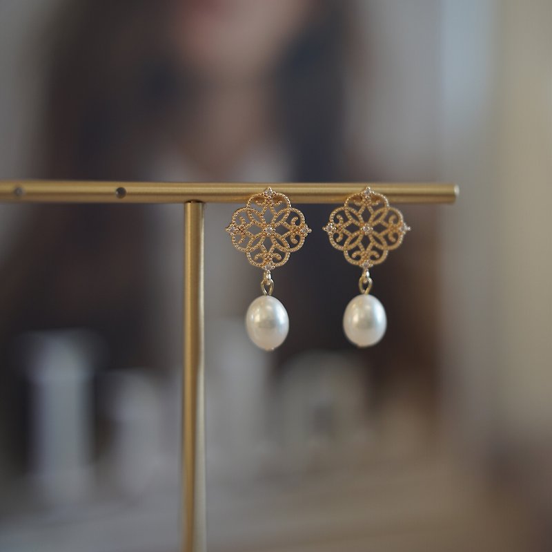 Guizi Piaoxiang Guofeng Rice Beads and Pearl Stud Earrings - ต่างหู - ไข่มุก สีทอง