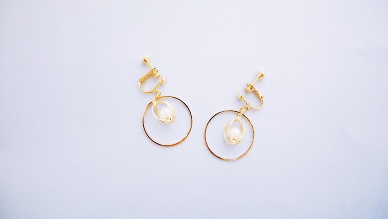 Afterglow-round frame pearl candle holder embellished simple earrings - Earrings & Clip-ons - Other Metals Gold
