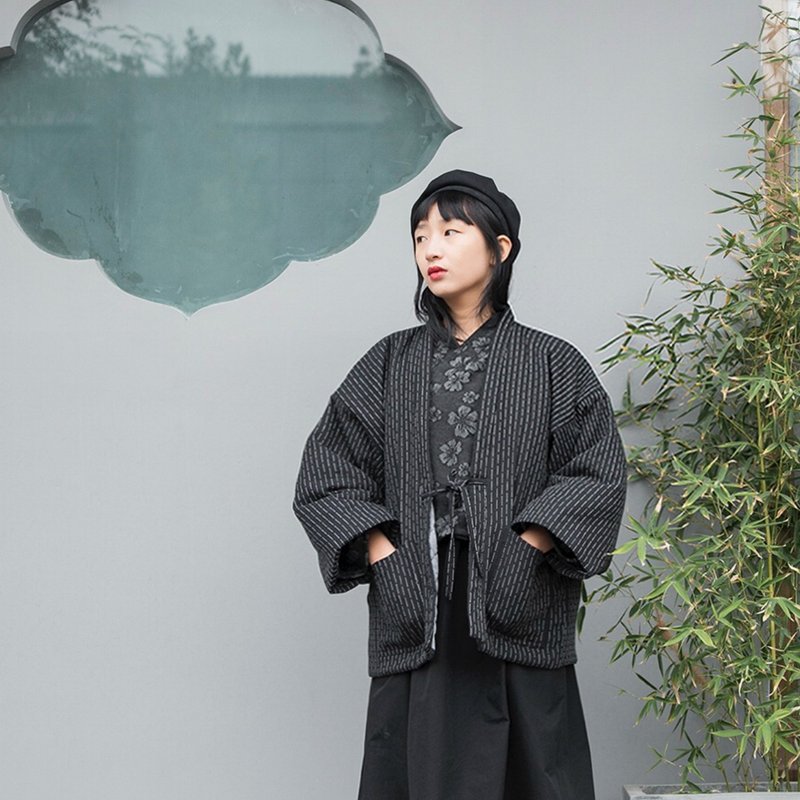 Vertical striped half-wrapped Japanese-style kimono feather-woven robe jacket/padded clothes for gender-neutral wear - เสื้อผู้หญิง - วัสดุอื่นๆ สีดำ