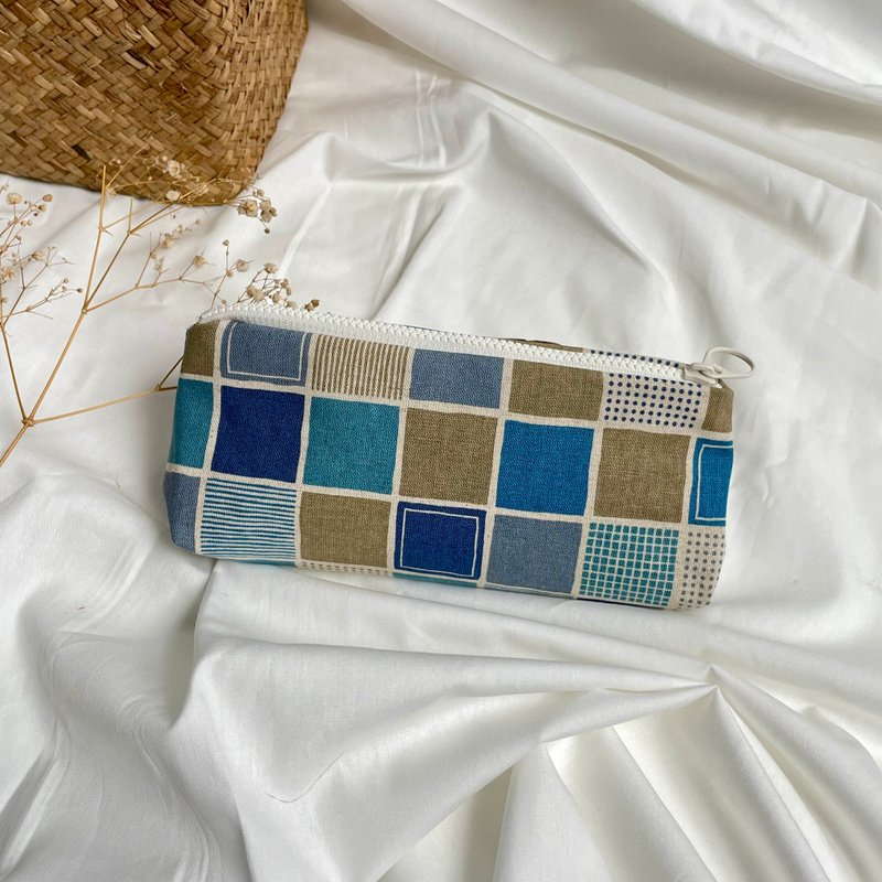大容量三角筆袋 方格窗外 - 鉛筆盒/筆袋 - 棉．麻 藍色
