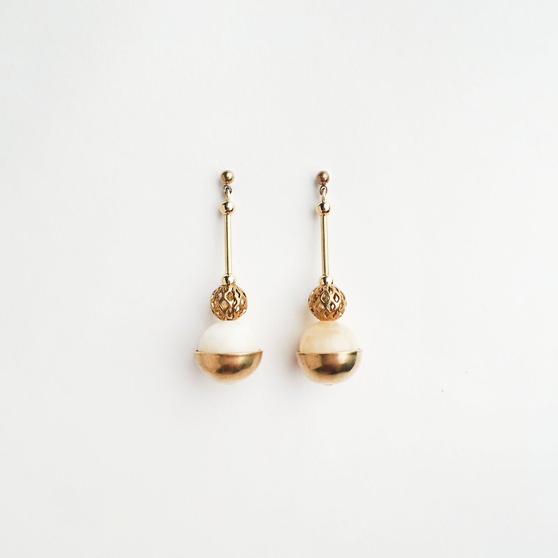 Plait Earrings (beige) - ต่างหู - เครื่องเพชรพลอย สีทอง