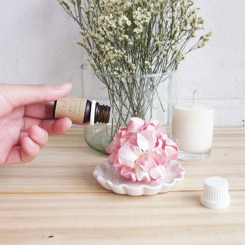 Essential Oil Lanna Rose Scent with Pink Flower Diffuser - น้ำหอม - พืช/ดอกไม้ สึชมพู